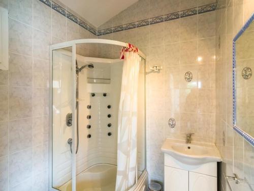 une salle de bain avec douche et lavabo dans l'établissement Villa Provençale: Piscine Privée, Clim, Ping-Pong, Babyfoot, Jardin, Proche Avignon - FR-1-708-78, à Althen-des-Paluds