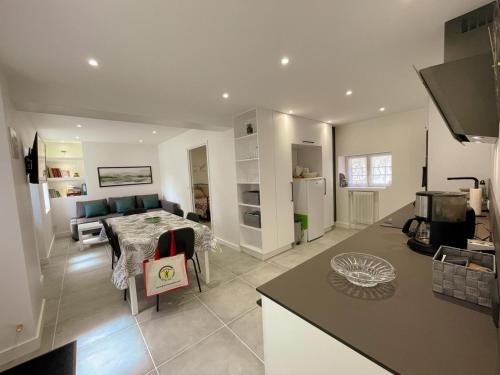 une cuisine et un salon avec une table dans la chambre dans l'établissement Gîte rénové 2024 calme et proche du centre, tout inclus, équipé et confortable, idéal pour découvrir Amboise - FR-1-381-580, à Amboise