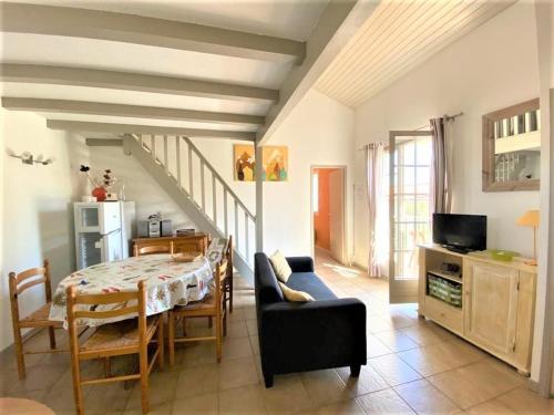 une cuisine et une salle à manger avec une table et des chaises dans l'établissement Appartement lumineux avec balcon, proche plages et commerces, parking privatif, pour 6 personnes - FR-1-494-193, à Saint-Georges-de-Didonne