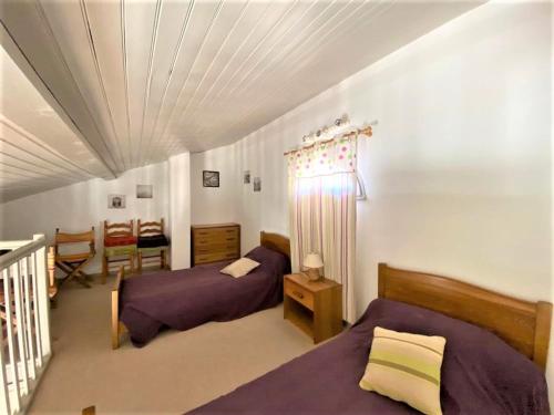 une chambre avec deux lits et un balcon dans l'établissement Appartement lumineux avec balcon, proche plages et commerces, parking privatif, pour 6 personnes - FR-1-494-193, à Saint-Georges-de-Didonne