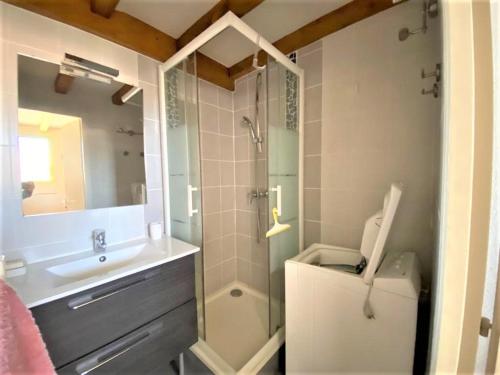 une salle de bain avec une douche, des toilettes et un lavabo dans l'établissement Appartement lumineux avec balcon, proche plages et commerces, parking privatif, pour 6 personnes - FR-1-494-193, à Saint-Georges-de-Didonne