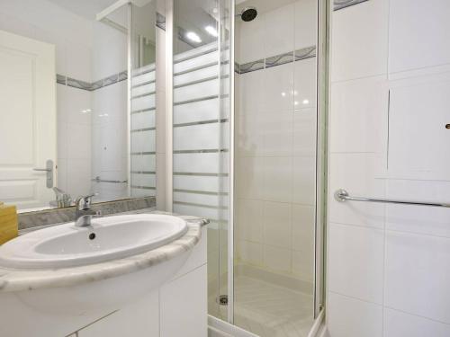 ein weißes Badezimmer mit Waschbecken und Dusche in der Unterkunft T3 Confortable à Arcachon Centre avec Loggia, Parking et Clim, à 400m de la Plage! - FR-1-433-120 in Arcachon
