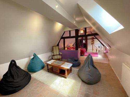 - un salon avec deux poufs et une table dans l'établissement Gîte rénové 2024 calme et proche du centre, tout inclus, équipé et confortable, idéal pour découvrir Amboise - FR-1-381-580, à Amboise