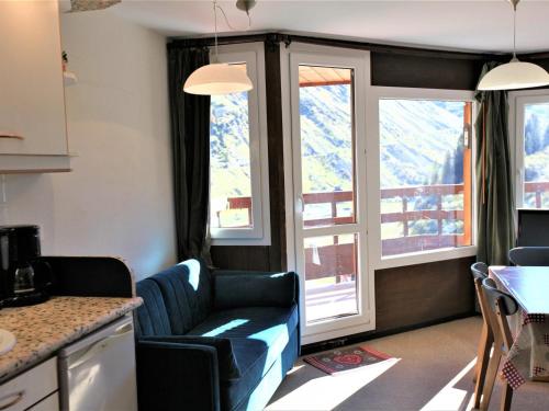 - une cuisine avec un canapé et 2 fenêtres dans l'établissement Charmant duplex 6 pers, balcon sud, proche pistes et commerces - FR-1-314-284, à Morzine