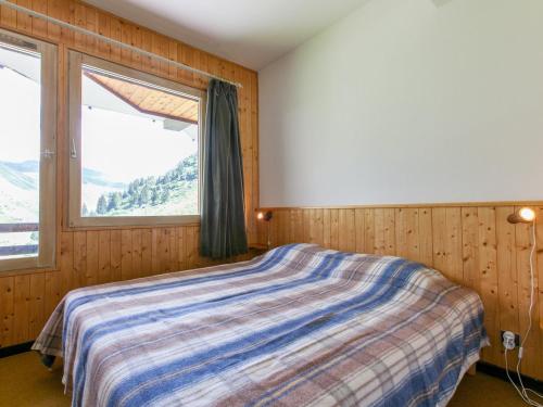 une chambre avec un lit et une fenêtre dans l'établissement Charmant duplex 6 pers, balcon sud, proche pistes et commerces - FR-1-314-284, à Morzine