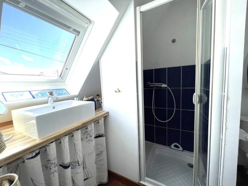 une salle de bain avec un lavabo et une douche dans l'établissement Maison de charme avec terrasse, à 900m du port de Perros-Guirec - 5 pers, 2 chambres, bien équipée - FR-1-368-421, à Perros-Guirec