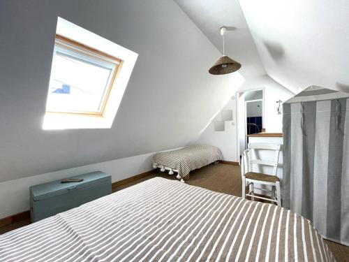une chambre avec un lit et une fenêtre dans l'établissement Maison de charme avec terrasse, à 900m du port de Perros-Guirec - 5 pers, 2 chambres, bien équipée - FR-1-368-421, à Perros-Guirec
