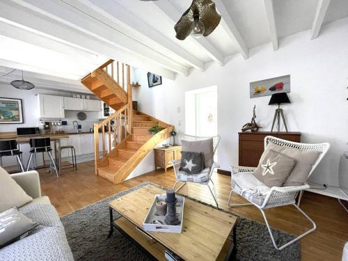 un salon avec un canapé et une table dans l'établissement Maison de charme avec terrasse, à 900m du port de Perros-Guirec - 5 pers, 2 chambres, bien équipée - FR-1-368-421, à Perros-Guirec