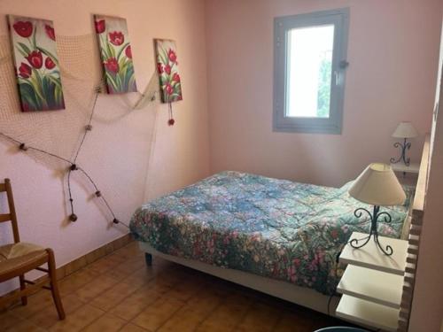 une petite chambre avec un lit et une fenêtre dans l'établissement Appartement T2 avec Garage à Proximité des Plages et Attractions - FR-1-749-65, au Cap d'Agde