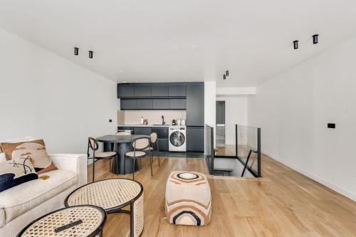 un salon avec un canapé et une table dans l'établissement Branché Luxueux et Moderne - Réaumur-Sébastopol, à Paris