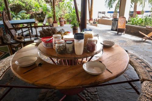 Příslušenství pro přípravu čaje a kávy v ubytování Shambala Madagascar: Beachfront Lodge And Adventures