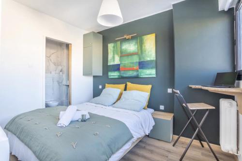 une chambre avec un grand lit aux murs bleus dans l'établissement Appt proche plage des Catalans 97CORT1, à Marseille