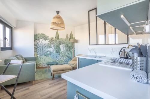 une cuisine avec des armoires bleues et un salon dans l'établissement Appt proche plage des Catalans 97CORT1, à Marseille