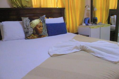 un letto con una coperta bianca sopra di The upperroom bed and breakfast a Francistown