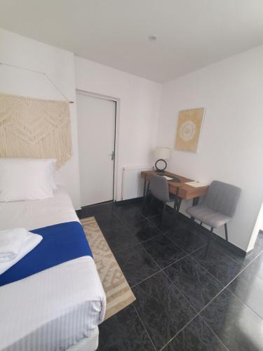 Ένα ή περισσότερα κρεβάτια σε δωμάτιο στο Logis Hôtel Belle Etoile Vichy