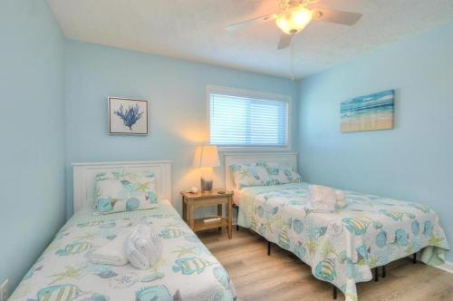 Ένα ή περισσότερα κρεβάτια σε δωμάτιο στο Oak Island Beach Villa 406-The Turtle Nest