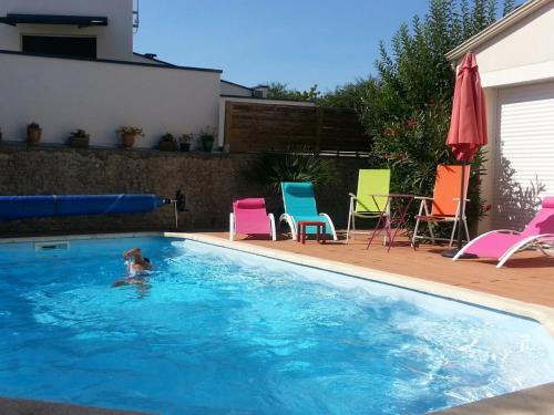 un chien nage dans une piscine dans l'établissement B&B La Difference, à Lagord