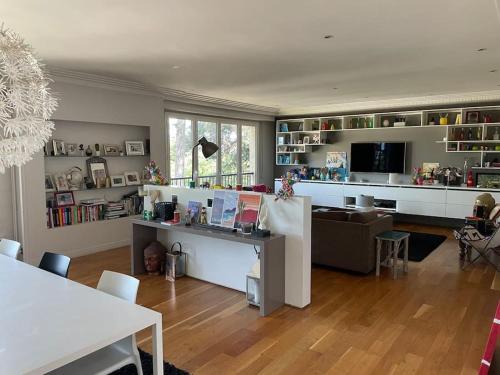 un grand salon avec une table et un canapé dans l'établissement Special Olympics FlatTerrace Roland Garros View (145 m2 terrasse), à Boulogne-Billancourt