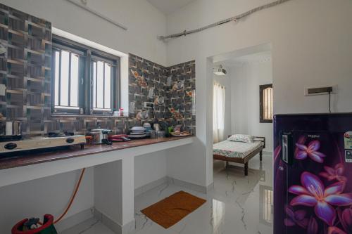 una cucina con bancone e frigorifero di Maison Annai a Pondicherry