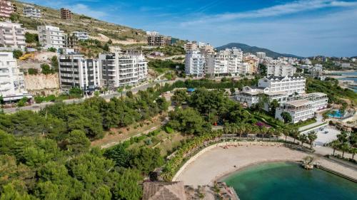 een luchtzicht op een stad met een strand en gebouwen bij Helia Hotel in Sarandë