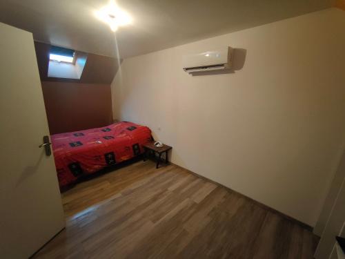 Cette petite chambre comprend un lit. dans l'établissement Gite Pierre et Modernité, à Saint-Maurice-la-Souterraine