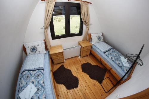 ein kleines Zimmer mit 2 Betten und einem Fenster in der Unterkunft Mountain view Lodges in Žabljak