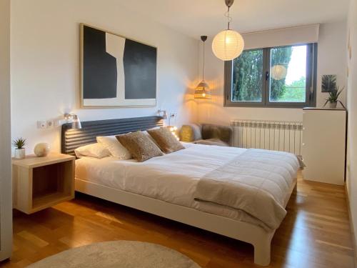 una camera da letto con un letto grande in una stanza di Apartamento El Robledal a Cirueña
