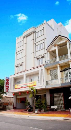 un bâtiment blanc au coin d'une rue dans l'établissement Sao Mai An Giang Hotel, à Ấp Mỹ Thạnh