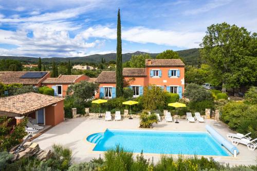 une image d'une villa avec piscine dans l'établissement Le Mas de l'Aven, à Aups