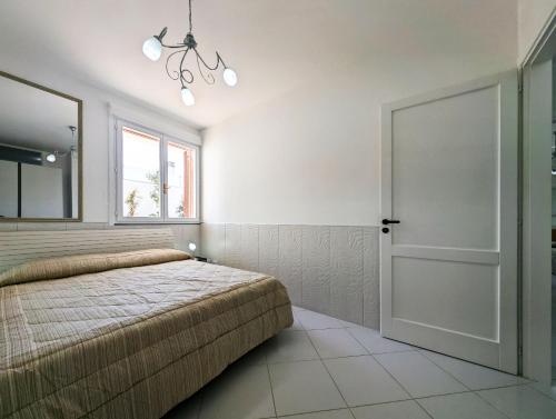 Ένα ή περισσότερα κρεβάτια σε δωμάτιο στο Oikia Vacanze S Cesarea Casa Rosa giù