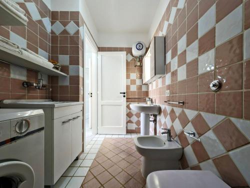 Η κουζίνα ή μικρή κουζίνα στο Oikia Vacanze S Cesarea Casa Rosa giù