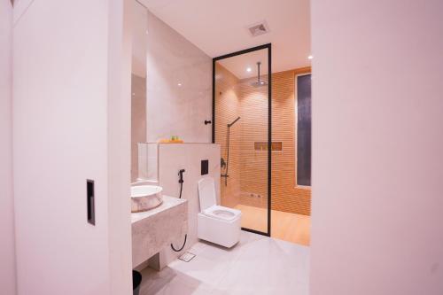 ein Bad mit einem WC, einem Waschbecken und einer Dusche in der Unterkunft Pool villa فيلا من ثلاث غرف نوم in Butainiyāt