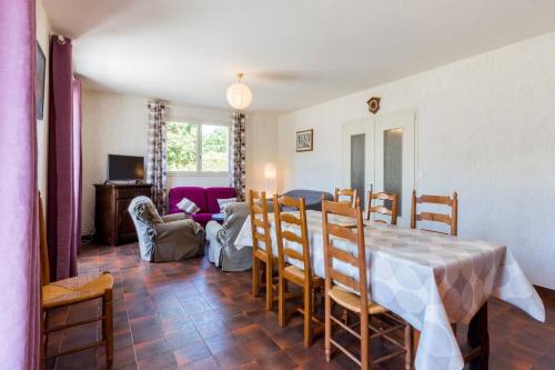 une salle à manger avec une table et des chaises et un salon dans l'établissement Maison familiale pour 8 - 850m de la plage, au Pouliguen