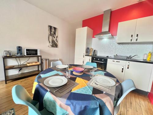 une cuisine avec une table et des chaises dans une pièce dans l'établissement Le Cassiopée ~ T3 avec parking proche centre ville, à Poitiers