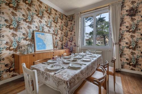 une salle à manger avec une table et une fenêtre dans l'établissement Maison familiale pour 8 proche plage et bourg à St Brévin, à Saint-Brévin-les-Pins