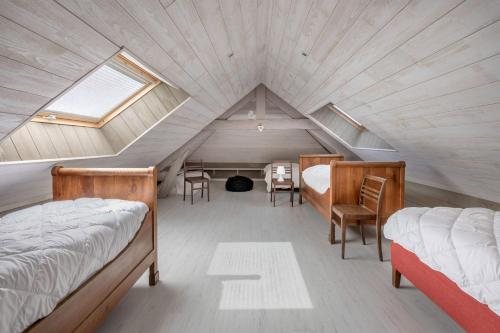 - une chambre mansardée avec 2 lits et un bureau dans l'établissement Maison familiale pour 8 proche plage et bourg à St Brévin, à Saint-Brévin-les-Pins