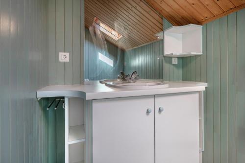 une salle de bain avec un lavabo et un miroir dans l'établissement Maison familiale pour 8 proche plage et bourg à St Brévin, à Saint-Brévin-les-Pins