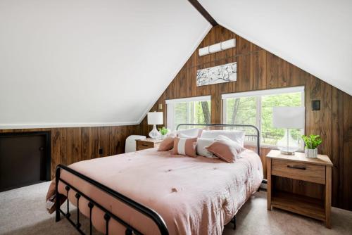 Ένα ή περισσότερα κρεβάτια σε δωμάτιο στο Chalet Cabin w Hot Tub WiFi Firepit Grill Deck
