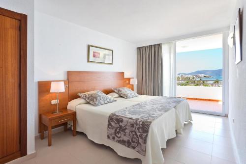 Giường trong phòng chung tại Hipotels Mercedes Aparthotel