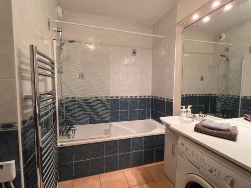 une salle de bain avec une baignoire, une douche et un lavabo dans l'établissement Stunning view and spacious terrace 200m from gondola, à Oz