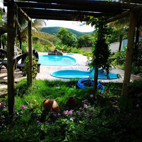 a swimming pool in a yard with afficientfficientfficientfficientfficientfficient at Pousada Villa Bella in Palmeiras