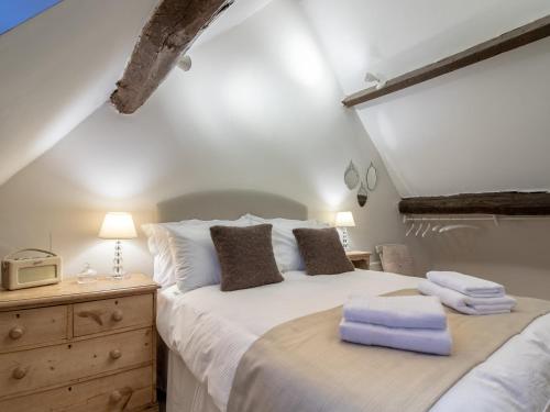 1 dormitorio con 1 cama blanca grande y toallas. en 2 Bed in Minchinhampton 77489 en Minchinhampton