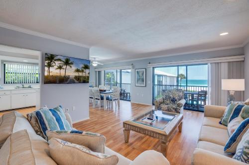 TV/trung tâm giải trí tại Beach Front Condo Sea View Play at Gulf Place