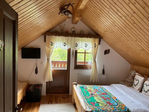 A bed or beds in a room at Casa Muchia lui Gîrniță