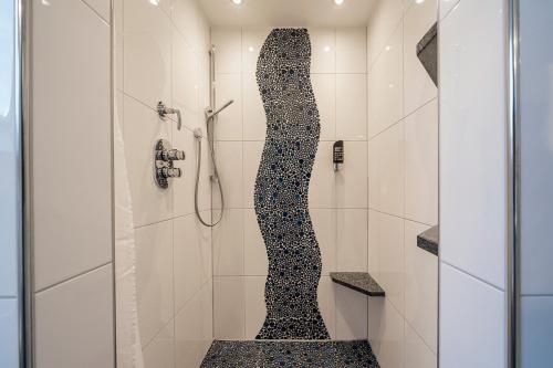 Bilik mandi di Boutiquehotel zur Winzerstube - Adults Only