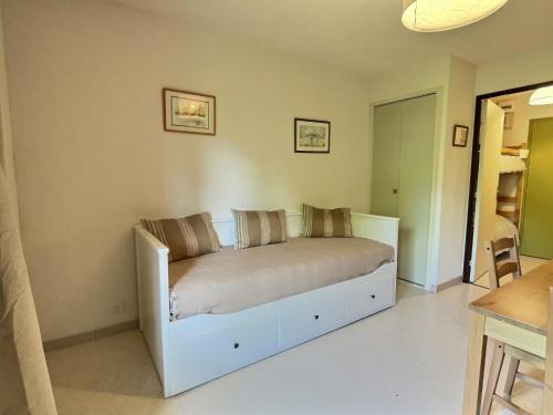 a bedroom with a bed in a room at Studio le Coquelicot in L'Espérou