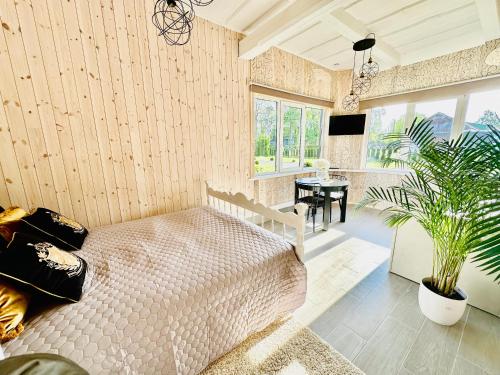 1 dormitorio con 1 cama y 1 mesa en una habitación en AGUONA ROYAL OASIS en Molėtai