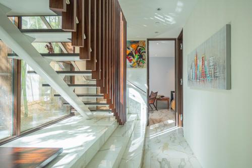 uma escada numa casa com madeira e vidro em S-Villa 3 bedrooms or 1 bedroom em Vancouver