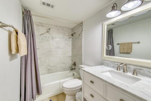 Ένα μπάνιο στο Beach House Condominiums C103 - Beachfront with Pool, WiFi, & Beach Service