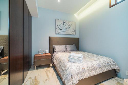 um pequeno quarto com uma cama e uma mesa de cabeceira em S-Villa 3 bedrooms or 1 bedroom em Vancouver